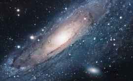 Туманность Андромеды поглотила крупную соседнюю галактику