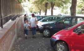 Noi reglementări privind parcarea mașinilor pe trotuare