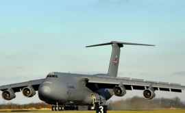 Cel mai mare avion de transport militar a aterizat în nas VIDEO