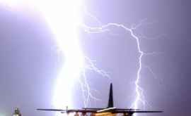 В самолет с российскими туристами ударила молния