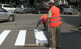 În Chișinău au fost reluate lucrările de marcaj rutier
