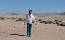 Молдаванин добрался до Намибии в национальной рубашке и с триколором в руках ФОТО