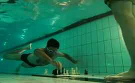Campionat inedit la Londra au jucat şah sub apă VIDEO