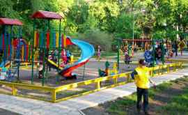 În capitală a început amenajarea terenurilor de joacă pentru copii