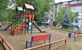 Patru terenuri de joacă pentru copii au fost amenajate în Chişinău 