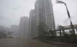 Тайфун Мангхут бушует в Гонконге по улицам плывут автомобили и части зданий ВИДЕО