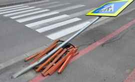 Вандалы сломали 15 недавно установленных дорожных знаков