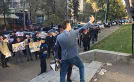 Десятки молодых демократов провели контрпротест у здания Парламента
