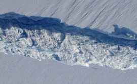 Un aisberg imens sar putea desprinde din gheţarul Pine Island