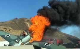 Un avion din cel deal doilea Război Mondial sa prăbușit pe o autostradă aglomerată VIDEO