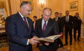 Dodon ia acordat în dar lui Putin o carte de mare raritate FOTO