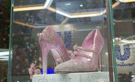 Уникальные бриллиантовые туфли показали на выставке в Шанхае