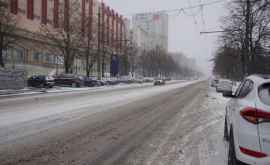 Снегопад нарушил привычную жизнь города люди толкаются чтобы попасть в автобус ВИДЕО