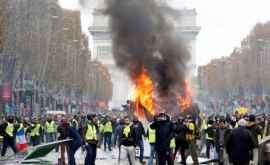Акция протеста в Париже против повышения цен на топливо
