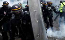 В Париже полиция применила слезоточивый газ против жёлтых жилетов ВИДЕО