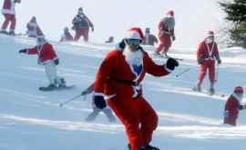 Сотни СантаКлаусов спустились с горы на лыжах