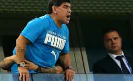 Diego Maradona filmat cum loveşte un suporter VIDEO