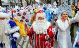 Marşul de basm la Krasnodar a avut loc parada MoşCrăciunilor şi AlbelorcaZăpada 