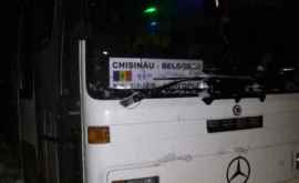 Пассажирский автобус из Молдовы застрял в сугробе на Украине
