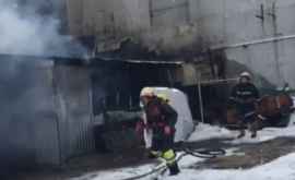 Acoperișul unui garaj din Drochia distrus de flăcări