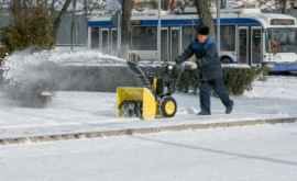На уборке тротуаров в Кишиневе задействованы 34 единицы снегоуборочной техники