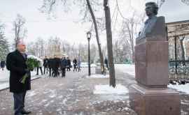 Dodon la bustul lui Mihai Eminescu Este un clasic al nostru al tuturor