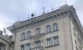Очередная попытка самоубийства Мужчина вновь взобрался на крышу здания