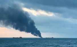 Două nave au luat foc în Strâmtoarea Kerci din Marea Neagră