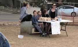 Анджелину Джоли с детьми заметили за продажей собачьего корма 