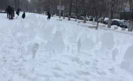 Studenţii moldoveni au făcut o instalație neobișnuită din omăt și gheață VIDEO