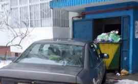 Un automobil parcat anapoda timp de trei zile împiedică evacuarea gunoiului