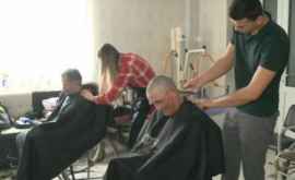 Молодые парикмахеры столицы постригли обитателей приюта