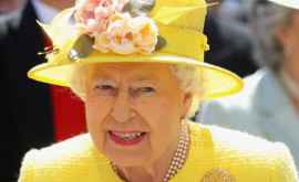 Королева Елизавета II пришла в церковь в модном наряде