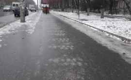 Fără cuvinte Cum este curăţat gheţuşul de pe trotuarele din Chişinău VIDEO