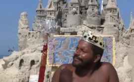 Бразилец прозванный королем пляжа живет в песочном замке