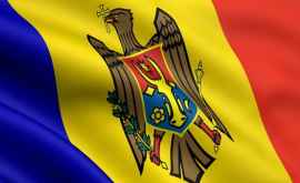 Doi tineri suprinși cum fură un drapel în centrul Chișinăului VIDEO