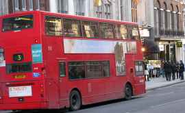 Un angajat de la curățenie a găsit 300000 de lire sterline întrun autobuz