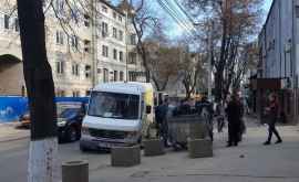 В центре Кишинева опять проваливается асфальт Микроавтобус угодил колесом в яму