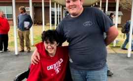 Студент два года собирал деньги на инвалидную коляску для своего лучшего друга