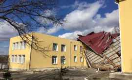 Сильным ветром снесло крышу детского сада ФОТО