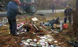 A început evacuarea gunoiul de pe strada Munceşti din Chişinău