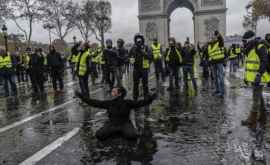 Vestele Galbene protestează la Paris militarii împuterniciți să deschidă focul