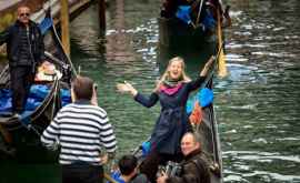 O moldoveancă a ajuns prima soprana care cînta serenade pe gondolele din Veneția FOTO