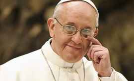 Explicația lui Papa după ce nu ia lăsat pe credincioși săi sărute mîna