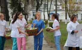 Будущие врачи раздали 40 кг яблок пациентам столичной больницы ФОТО