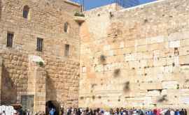 Zidul plîngerii din Ierusalim curăţat de miile de scrisori depuse în crăpături
