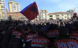Albania Mai mulţi poliţişti răniţi în timpul protestului opoziţiei