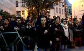 Francezii în genunchi pentru Catedrala NotreDame Au interpretat cîntece religioase VIDEO