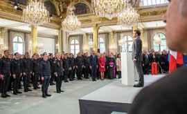 Президент Франции наградил пожарных за спасение НотрДама 