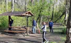 Parcul Rîșcani curățat de foișoare